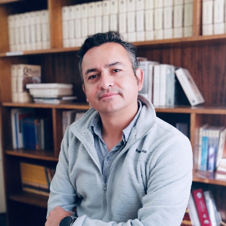 Cristian Cortés Reyes, psicólogo clínico, en su consulta
